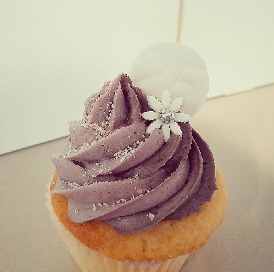 Vanilla cupcakes for adult birthday