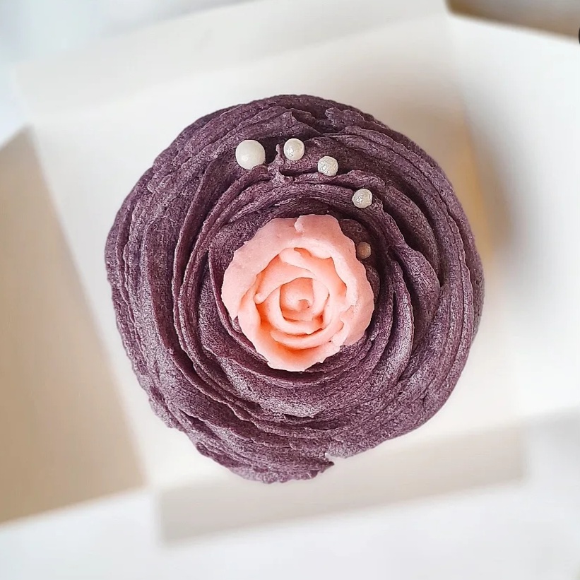 Chai and honey cupcakes themed for valentine's day